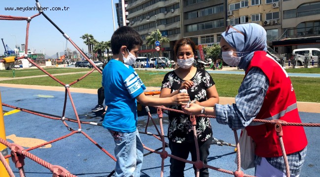 Genç Kızılay Gönüllüleri Çocuklara Kutu Süt Dağıttı