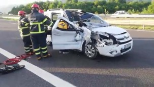 İTFAİYE EKİPLERİNDEN SIKIŞMALI KAZAYA HIZLI MÜDAHALE