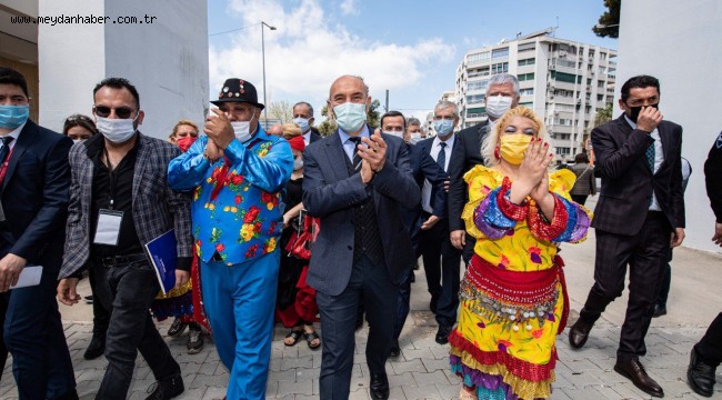  İzmir sanatçılarıyla el ele 