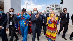  İzmir sanatçılarıyla el ele 