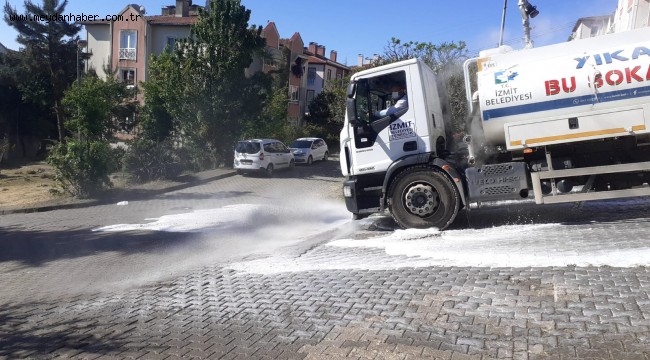 İzmit'te sokak ve caddelerde yıkamalar aralıksız sürüyor