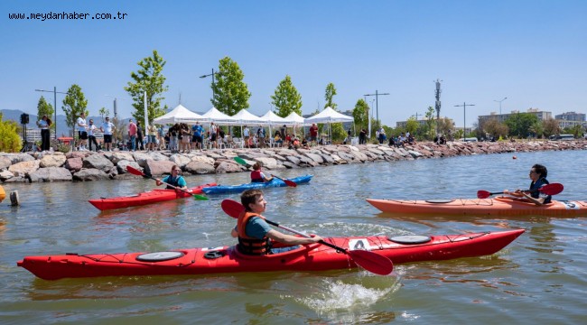 Karşıyaka'da kanolar '19 Mayıs' için suya indi