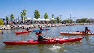 Karşıyaka'da kanolar '19 Mayıs' için suya indi