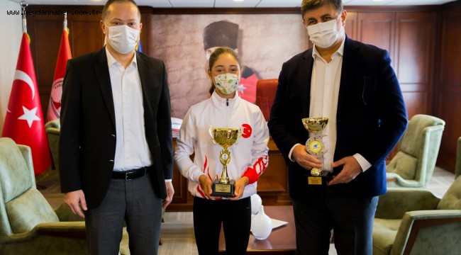  Karşıyakalı milli tenisçi Başkan Tugay'ı ziyaret etti