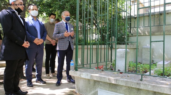 NECİP FAZIL KISAKÜREK KABRİ BAŞINDA ANILDI