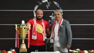 Paşanın Aslanı, altın kemeriyle evine geldi