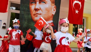 Sağlıkçıların çocukları 19 Mayıs'ı kutladı