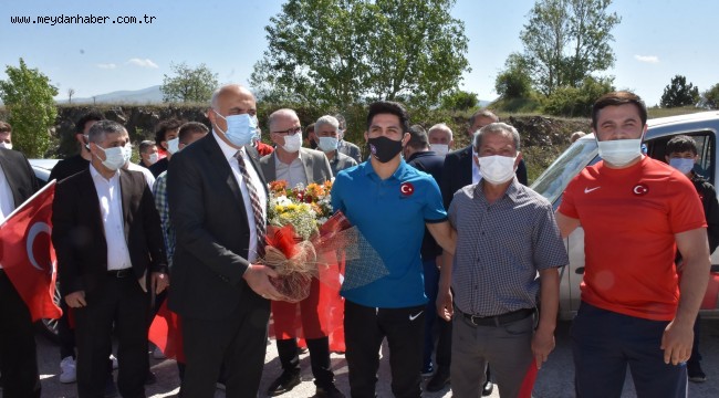 Şampiyon Acar Memleketinde Görkemli Karşılama Yapıldı