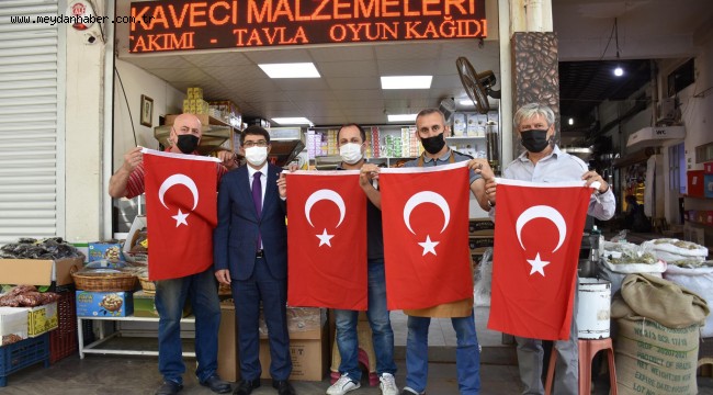 ŞEHZADELERDEN ESNAFA 1919 TÜRK BAYRAĞI