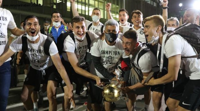 Süper Lig'e yükselen Altay'a İzmir'de coşkulu karşılama