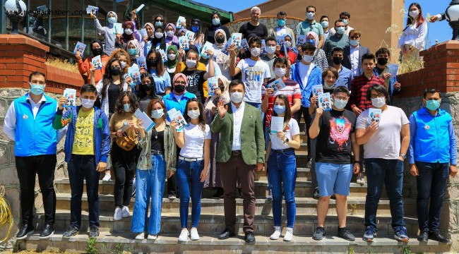 UŞAK BELEDİYESİ'NDEN SINAVA HAZIRLANAN GENÇLERE ANLAMLI HEDİYE