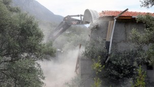 Akbük Koyu'nda 2. Etap Yıkım Çalışmalarına Başlandı