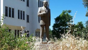 Atatürk'ün heykeline belediye sahip çıktı