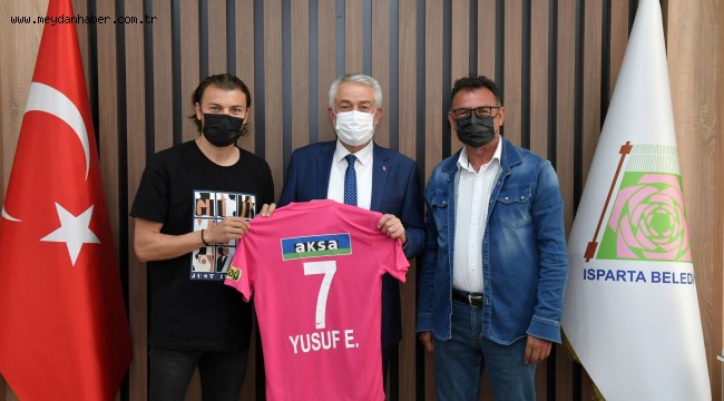 Başkan Başdeğirmen, Ispartalı futbolcu Yusuf Eroğan'ı ağırladı