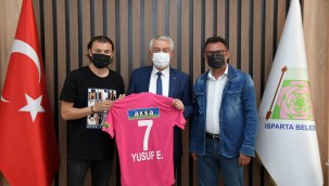 Başkan Başdeğirmen, Ispartalı futbolcu Yusuf Eroğan'ı ağırladı