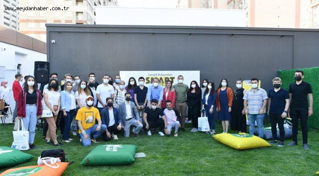 BAŞKAN ÇALIK, BEYLİKDÜZÜ SMARTTA GENÇLERLE BULUŞTU