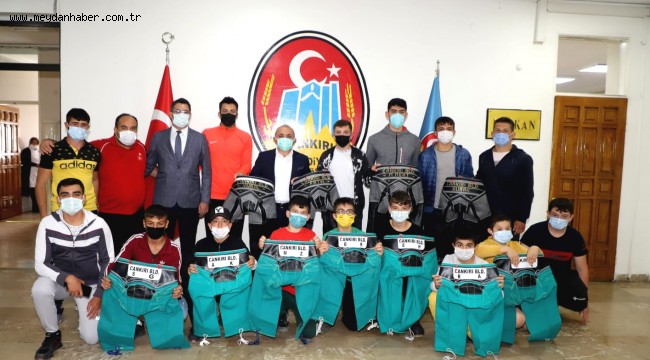 Başkan Esen'den Genç Güreşçilere Kispet