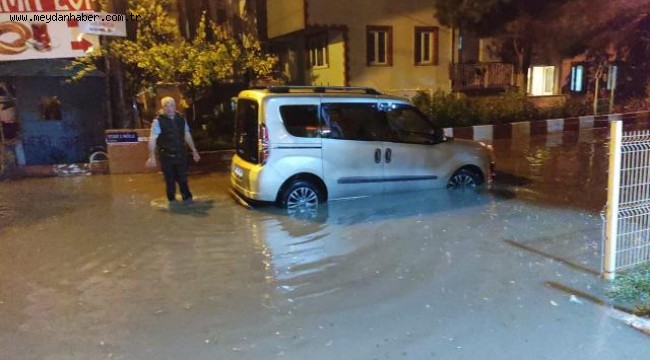 Bursa'da sağanak: Cadde ve sokakları su bastı