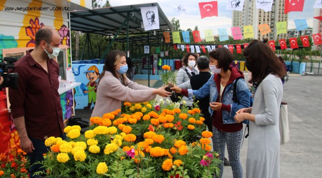 ÇANKAYA'DA ATIK GETİRENLERE ÇİÇEK