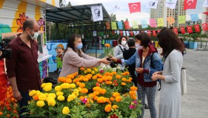 ÇANKAYA'DA ATIK GETİRENLERE ÇİÇEK