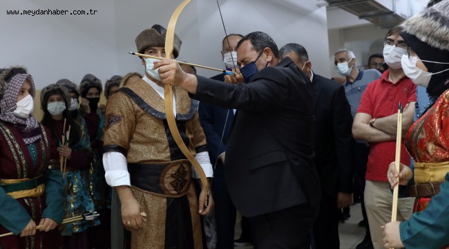 DEMİREL YA HAK DİYEREK OK ATTI