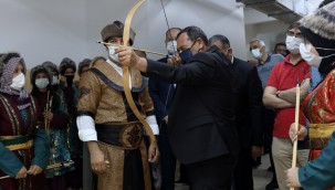 DEMİREL YA HAK DİYEREK OK ATTI