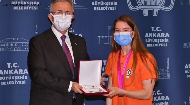 DÜNYA ŞAMPİYONU AYŞE BEGÜM ONBAŞI'DAN BAŞKAN YAVAŞ'A ZİYARET