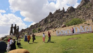 DÜNYANIN MERKEZİ SİVRİHİSAR ZİYARETÇİLERİNİ AĞIRLAMAYA DEVAM EDİYOR