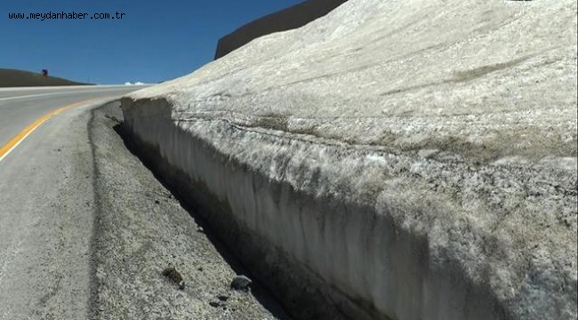 Erzurum'da haziranda metreler boyu kar