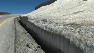 Erzurum'da haziranda metreler boyu kar
