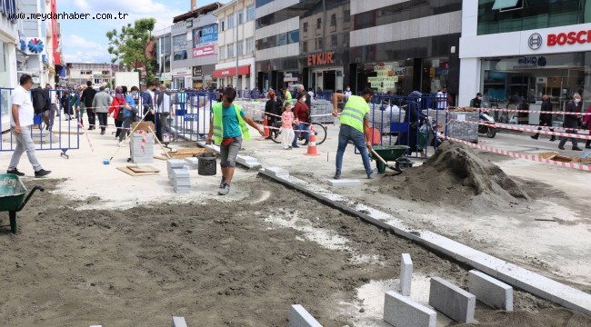 İSTANBUL CADDESİNDE TAŞ ÖRME İŞLEMİ