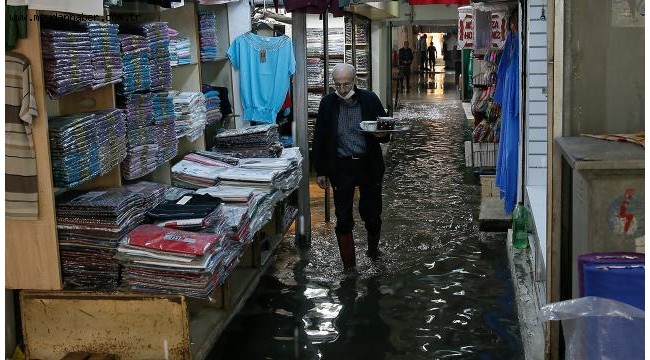 İzmir'de etkili olan sağanak su baskınlarına neden oldu