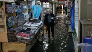 İzmir'de etkili olan sağanak su baskınlarına neden oldu