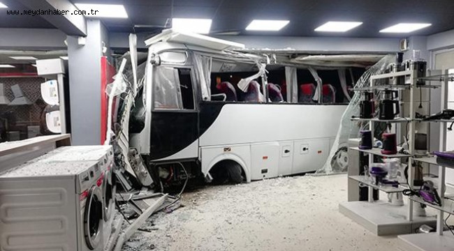 İzmir'de işçi servisi mağazaya girdi: 12 yaralı