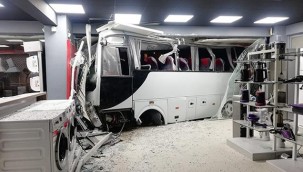 İzmir'de işçi servisi mağazaya girdi: 12 yaralı