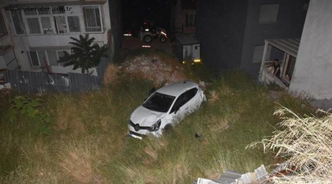 İzmir'de kaza yapan sürücü araçta sıkışan arkadaşlarını bırakıp kaçtı