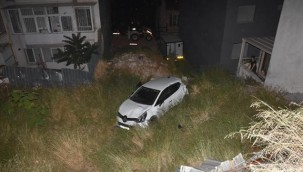 İzmir'de kaza yapan sürücü araçta sıkışan arkadaşlarını bırakıp kaçtı