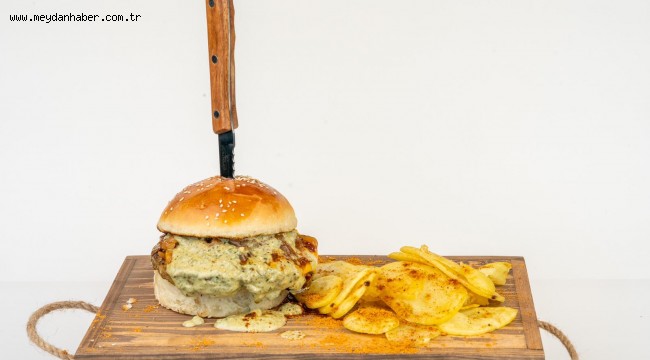İzmir'in meşhur restoranından yepyeni tatlar; midye burger ve kokoreçli pizza