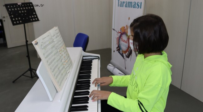 İzmit Belediyesi Yetenek Taraması tüm heyecanıyla sürüyor