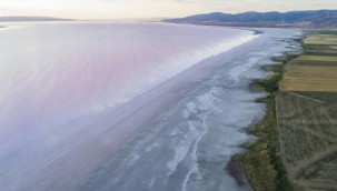 Kuraklık tehlikesi altındaki Tuz Gölü küçülüyor