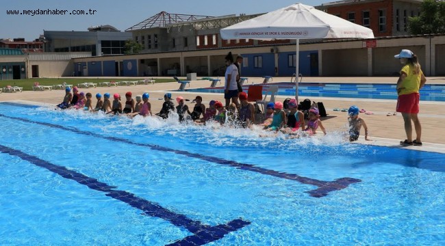 Manisa'da hedef 30 bin çocuk ve gence yüzme öğretmek