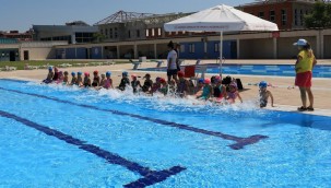 Manisa'da hedef 30 bin çocuk ve gence yüzme öğretmek