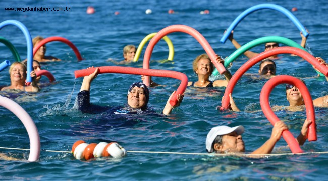 Mavi bayraklı plajda su cimnastiği