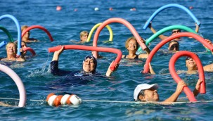 Mavi bayraklı plajda su cimnastiği