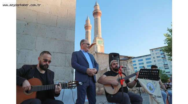 MÜZİK ŞEHRİ SİVAS'IN 5 NOKTASINDAN TÜRKÜLER YANKILANDI...