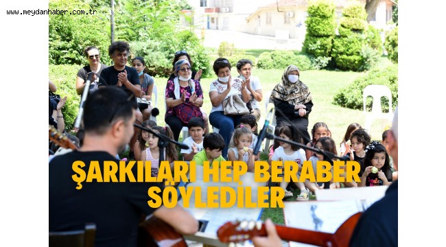 Şarkıları hep beraber söylediler