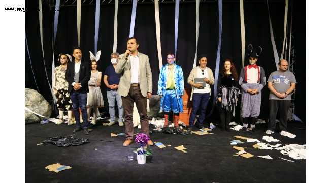 TİYATRO SAHNESİ ALKIŞLARLA YENİDEN AÇILDI