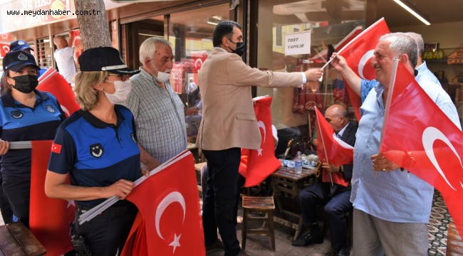 ALTINORDU BELEDİYESİ ESNAFLARA VE VATANDAŞLARA TÜRK BAYRAĞI HEDİYE ETTİ