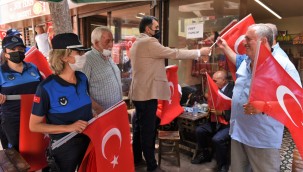 ALTINORDU BELEDİYESİ ESNAFLARA VE VATANDAŞLARA TÜRK BAYRAĞI HEDİYE ETTİ