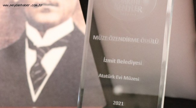 Atatürk Evi'nin ilk ödülü müzedeki yerini aldı